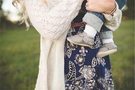 simsearch:614-08881045,k - Cropped shot of baby boy in mothers arms in field Fotografie stock - Premium Royalty-Free, Codice: 614-08878510