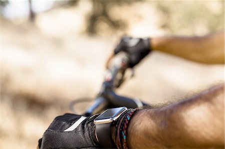 simsearch:614-08878598,k - Close up of male mountain biker wearing smartwatch Photographie de stock - Premium Libres de Droits, Code: 614-08878605