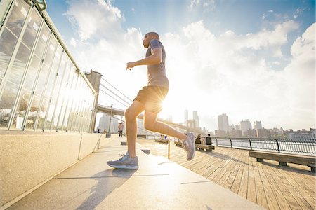 dumbo - Young male runner running up stairs on riverside, New York, USA Photographie de stock - Premium Libres de Droits, Code: 614-08878662