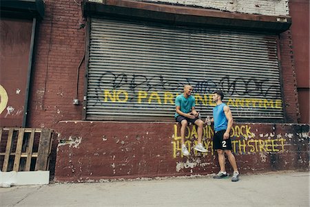 simsearch:614-08878690,k - Two young male runners drinking water on street Foto de stock - Royalty Free Premium, Número: 614-08878674