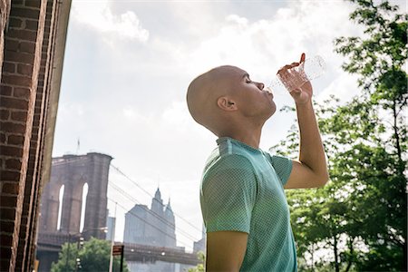 simsearch:614-08878648,k - Young male runner drinking bottled water, Brooklyn, New York, USA Photographie de stock - Premium Libres de Droits, Code: 614-08878679