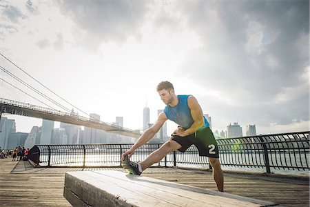 simsearch:614-08878648,k - Young man training on riverside bench, Brooklyn, New York, USA Photographie de stock - Premium Libres de Droits, Code: 614-08878670