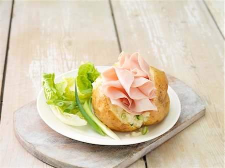simsearch:6126-08635665,k - Wafer thin ham in baked potato with salad leaves and spring onions on white plate and whitewashed cutting board Fotografie stock - Premium Royalty-Free, Codice: 614-08878738