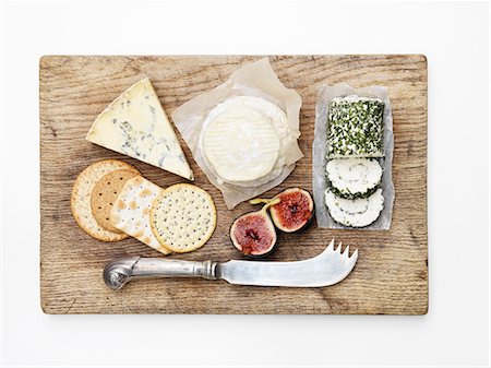 simsearch:649-06812333,k - Overhead view of cheese selection with figs on wooden cheese board Foto de stock - Sin royalties Premium, Código: 614-08878806