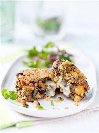 simsearch:649-08745170,k - Plate with melt in the middle mushroom and brie vegetable burger Photographie de stock - Premium Libres de Droits, Code: 614-08878823