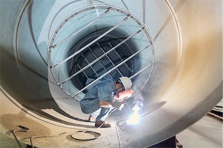 simsearch:632-03500560,k - Male welder working in industrial pipe at crane factory, China Photographie de stock - Premium Libres de Droits, Code: 614-08878859