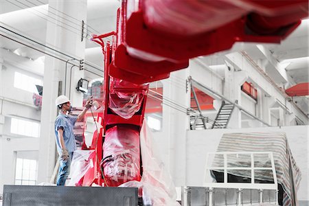 simsearch:614-08878042,k - Male factory worker spray painting a crane arm red in factory workshop, China Stockbilder - Premium RF Lizenzfrei, Bildnummer: 614-08878852