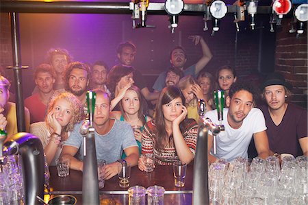 Group of people waiting to be served at bar of club Foto de stock - Sin royalties Premium, Código: 614-08878927