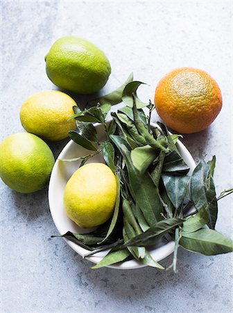 simsearch:649-07064977,k - Overhead view of citrus fruit and leaves in bowl Photographie de stock - Premium Libres de Droits, Code: 614-08879075