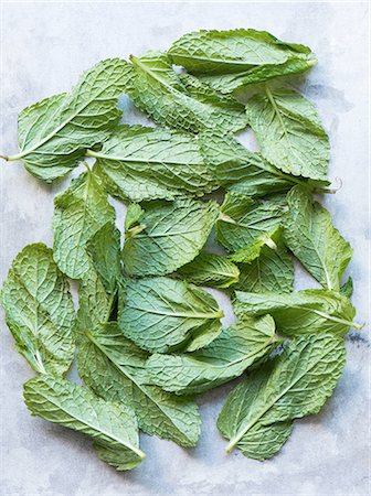 simsearch:700-05948037,k - Overhead view of mint leaves Stockbilder - Premium RF Lizenzfrei, Bildnummer: 614-08879086