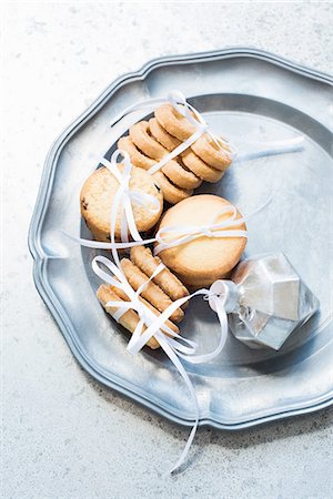 simsearch:614-08879183,k - Overhead view of shortbread cookies tied with white ribbon on silver serving dish Stockbilder - Premium RF Lizenzfrei, Bildnummer: 614-08879095