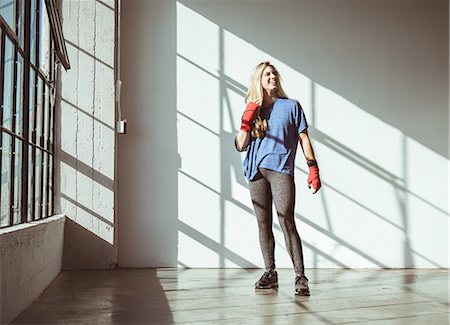 simsearch:614-08879114,k - Full length front view of young woman in gym wearing sports clothing looking away smiling Stock Photo - Premium Royalty-Free, Code: 614-08879116
