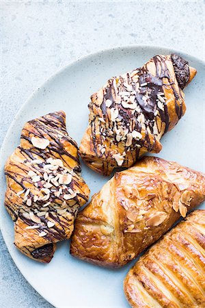 pain au chocolat - Overhead view of French pastries on plate Stock Photo - Premium Royalty-Free, Code: 614-08879181