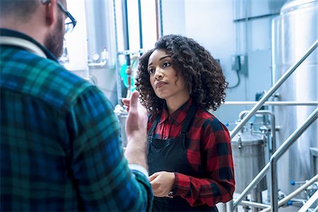 simsearch:614-08879201,k - Mid adult woman in brewery listening to colleague Stockbilder - Premium RF Lizenzfrei, Bildnummer: 614-08879201