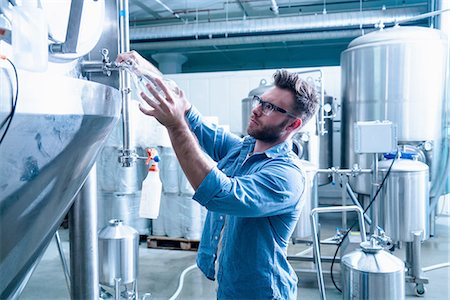 simsearch:614-08879227,k - Young man in brewery filling flask with beer Stockbilder - Premium RF Lizenzfrei, Bildnummer: 614-08879214