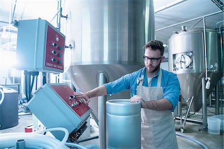simsearch:614-08879201,k - Young man in brewery by conical fermentation tank holding canister, pressing button on control panel Stockbilder - Premium RF Lizenzfrei, Bildnummer: 614-08879225