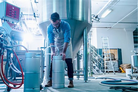 simsearch:614-08879227,k - Young man in brewery by conical fermentation tank attaching hose to canisters Stockbilder - Premium RF Lizenzfrei, Bildnummer: 614-08879223