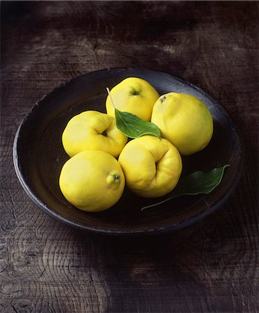simsearch:614-08878285,k - Five quinces in wooden bowl with leaf Stock Photo - Premium Royalty-Free, Code: 614-08879305
