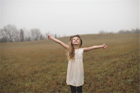 simsearch:632-06317907,k - Portrait of long blond haired girl with open arms in field Stock Photo - Premium Royalty-Free, Code: 614-08879346