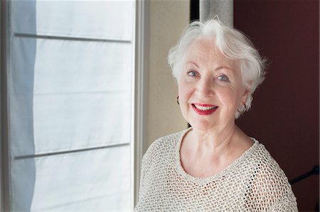 simsearch:614-08884947,k - Portrait of senior woman, smiling Foto de stock - Royalty Free Premium, Número: 614-08879364