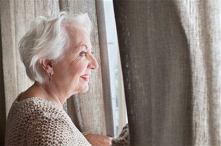 simsearch:614-08884947,k - Senior woman looking out of window Foto de stock - Royalty Free Premium, Número: 614-08879367