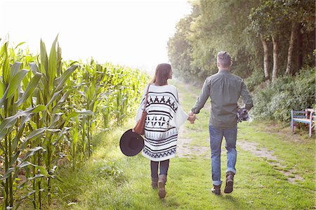 simsearch:614-07708168,k - Rear view of couple strolling and holding hands in field Photographie de stock - Premium Libres de Droits, Code: 614-08879473