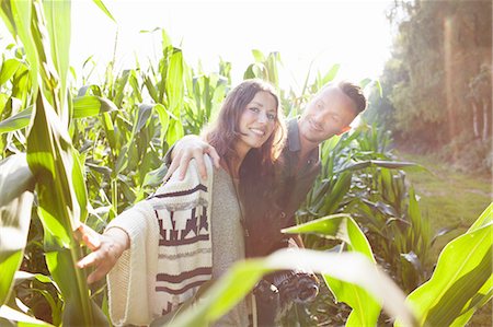 simsearch:614-08879491,k - Couple amongst corn plants in field Stock Photo - Premium Royalty-Free, Code: 614-08879480