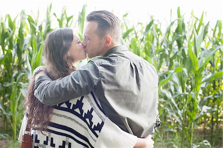 simsearch:614-08879491,k - Rear view of couple kissing in corn plant field Stock Photo - Premium Royalty-Free, Code: 614-08879481