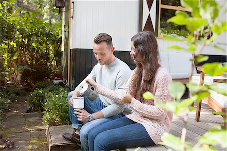 simsearch:614-09211901,k - Couple pouring coffee on chalet porch Stockbilder - Premium RF Lizenzfrei, Bildnummer: 614-08879490
