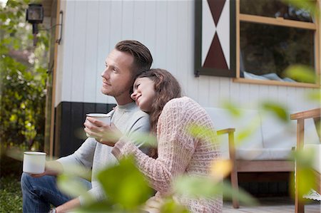 simsearch:649-08118770,k - Couple drinking coffee on chalet porch Photographie de stock - Premium Libres de Droits, Code: 614-08879491