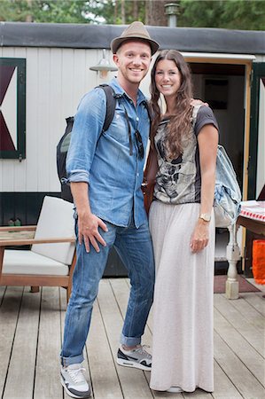 simsearch:614-08878073,k - Portrait of happy couple on cabin porch Fotografie stock - Premium Royalty-Free, Codice: 614-08879525
