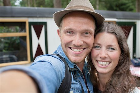 simsearch:614-08879509,k - Happy couple taking selfie on cabin porch Fotografie stock - Premium Royalty-Free, Codice: 614-08879526