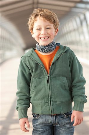 simsearch:649-06352630,k - Smiling boy walking in city tunnel Foto de stock - Sin royalties Premium, Código: 614-08870014