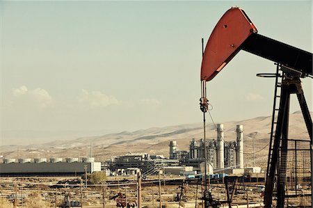 Oil pump and refinery in oil field Foto de stock - Sin royalties Premium, Código: 614-08870084