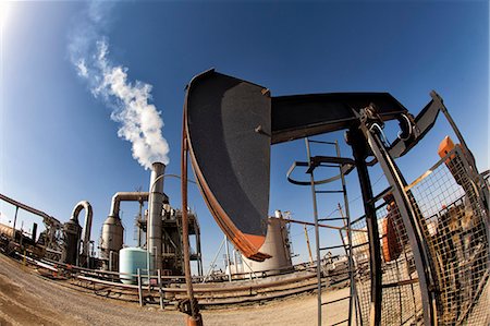 pumpenbock - Oil pump and smoke stack in oil field Stockbilder - Premium RF Lizenzfrei, Bildnummer: 614-08870082