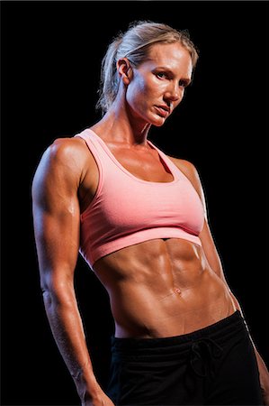 simsearch:614-08866261,k - Female bodybuilder showing off muscles Photographie de stock - Premium Libres de Droits, Code: 614-08870209