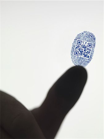 simsearch:640-02952327,k - Finger leaving QR code in fingerprint Fotografie stock - Premium Royalty-Free, Codice: 614-08870245