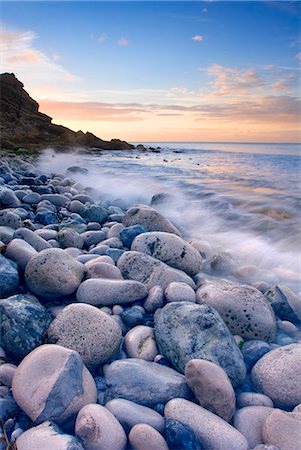 simsearch:6113-08947383,k - Waves washing up on rocky beach Photographie de stock - Premium Libres de Droits, Code: 614-08870276