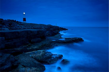 Lighthouse overlooking rocky beach Photographie de stock - Premium Libres de Droits, Code: 614-08870277