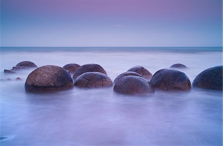 roca moeraki - Waves washing over rocks on beach Photographie de stock - Premium Libres de Droits, Code: 614-08870270