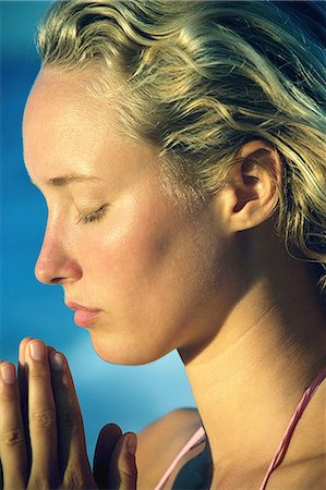 simsearch:6113-08220538,k - Close up of woman praying Stockbilder - Premium RF Lizenzfrei, Bildnummer: 614-08870309