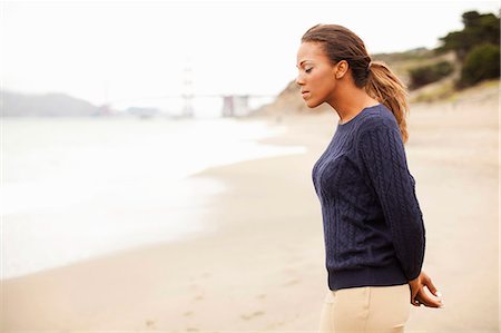 simsearch:614-06973887,k - Woman walking on beach Stock Photo - Premium Royalty-Free, Code: 614-08870352