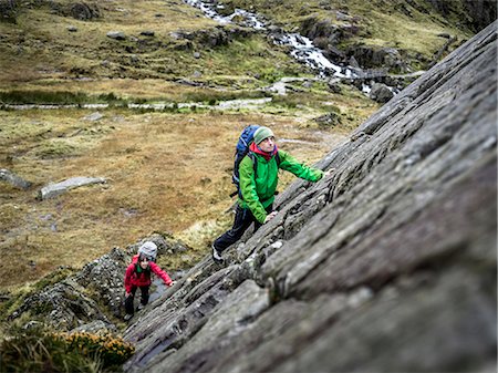 simsearch:614-08870333,k - Hikers scaling steep rock face Fotografie stock - Premium Royalty-Free, Codice: 614-08870368