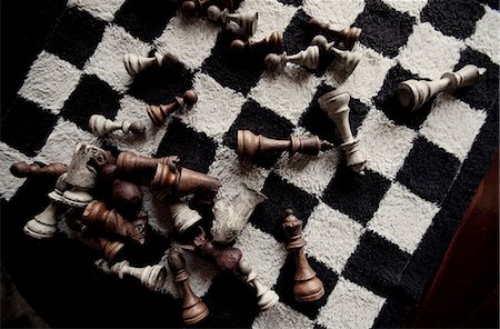 Game pieces on furry chess board Foto de stock - Royalty Free Premium, Número: 614-08870398