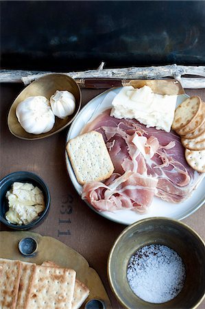 Meat, cheese, crackers and garlic Foto de stock - Sin royalties Premium, Código: 614-08870417