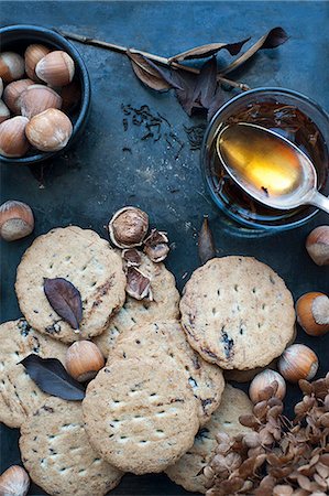 Cookies, nuts, and honey Foto de stock - Sin royalties Premium, Código: 614-08870418
