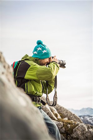 Hiker taking pictures in rural landscape Photographie de stock - Premium Libres de Droits, Code: 614-08870425