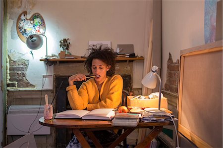 splav (artist) - Woman reading book at desk Photographie de stock - Premium Libres de Droits, Code: 614-08870460