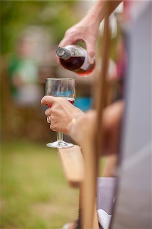 simsearch:649-05949916,k - Woman pouring glass of wine outdoors Foto de stock - Royalty Free Premium, Número: 614-08870521