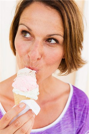 simsearch:6122-08211979,k - Close up of woman eating ice cream cone Stockbilder - Premium RF Lizenzfrei, Bildnummer: 614-08870552